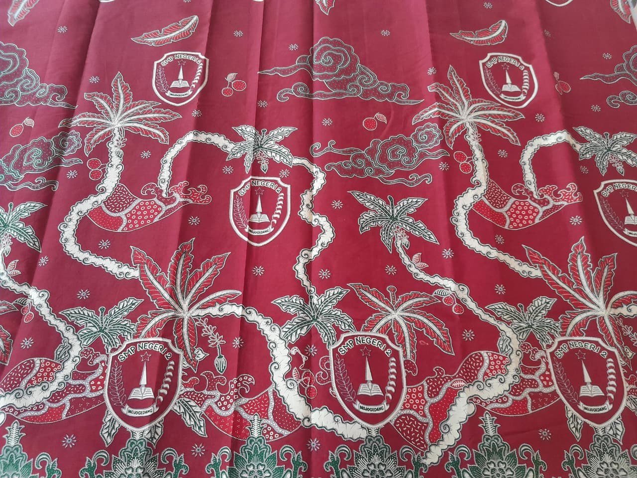 Kain seragam batik sekolah dengan identitas lembaga